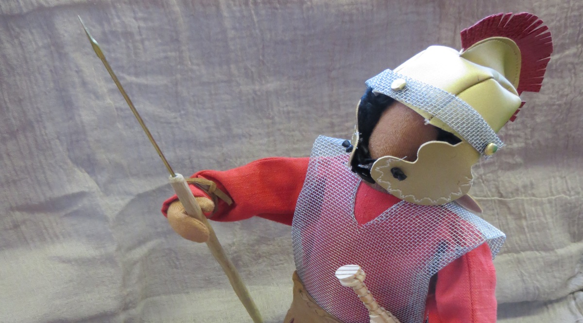 Römischer Soldat mit Helm, Schwert und Pilum